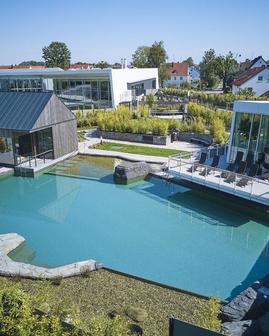 Poollandschaft im Freizeitbad und Saunaanlage „fresch" in Freising Luftaufnahme der Wasserlandschaft mit Balena-System im Freizeitbad und Saunaanlage „fresch" in Freising mit Pool und Gebäuden