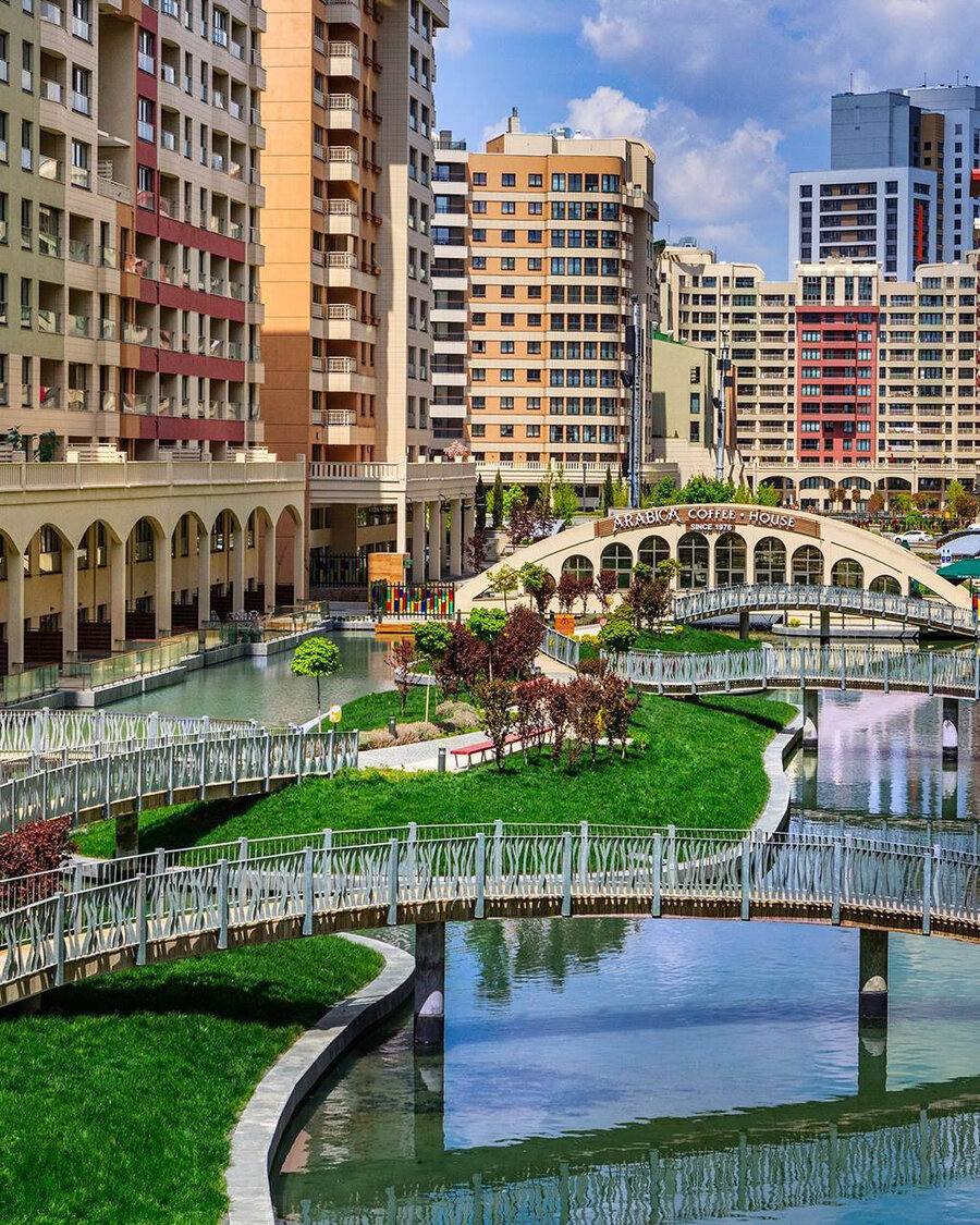 Lagungenlandschaft mit Brücken Künstliche Lagungenlandschaft mit Balena-System in Altin Oran mit Brücken und Wohnhäusern
